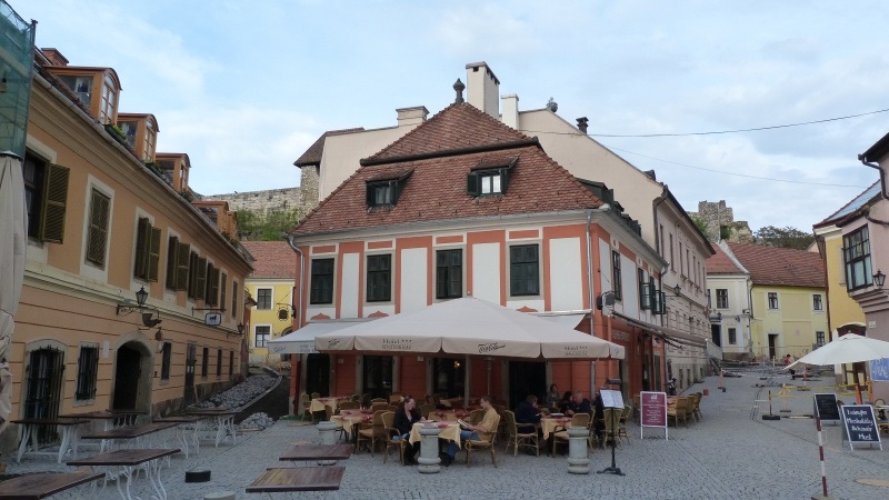 Komlós csárda és szobor