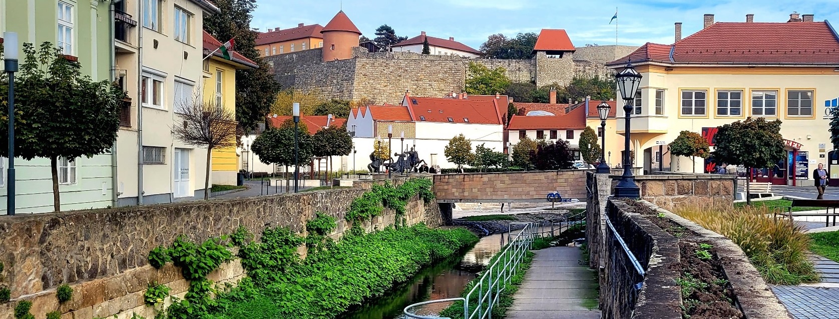 Patak és híd a városban