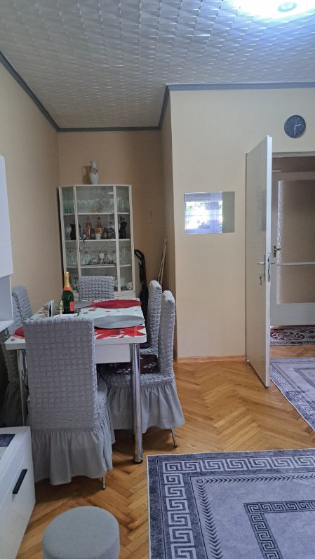 Étkezőasztal a konyhában